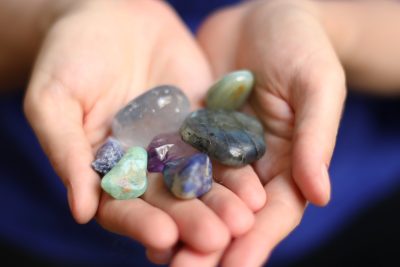 como cargar piedras con la luna