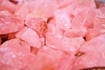 como usar el cuarzo rosa para atraer el amor