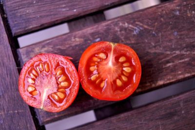 conoce como obtener semillas de tomate de tu jardin para ahorrar dinero y ser autosuficiente