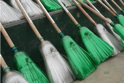 crea tu propia escoba ecologica con botellas de plastico recicladas