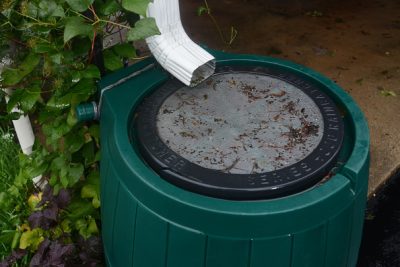 crea tu propio sistema de recogida de agua de lluvia casero con bidones facilimente