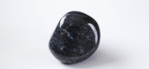 cuarzo negro una poderosa gema con propiedades curativas y energe