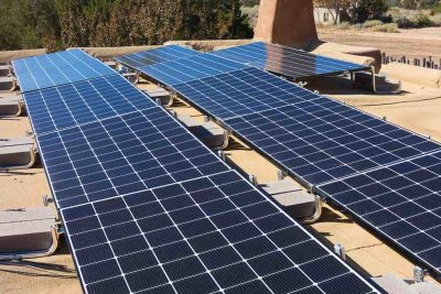 descubre los pros y contras de la instalacion de paneles solares en un tejado plano