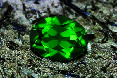 diopsido la gema de color verde intenso
