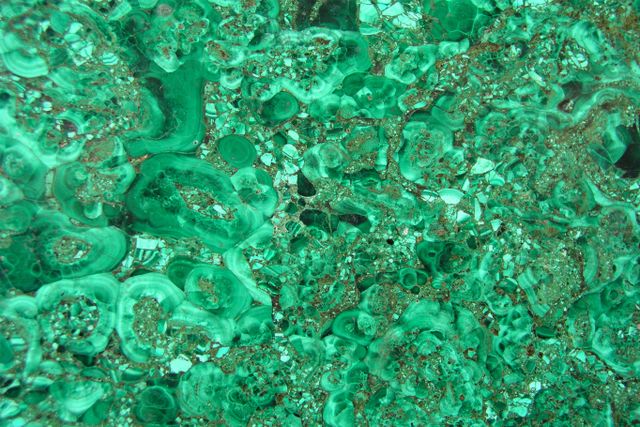 La moldavita y los minerales verdes ganan terreno en el mercado español de coleccionismo y bienestar