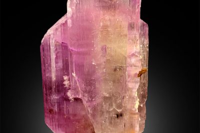 tantalita una gema de color rosa purpura